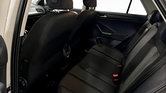 Volkswagen T-Roc 11 of 12