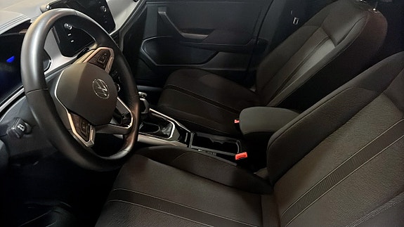 Volkswagen T-Roc 8 of 12