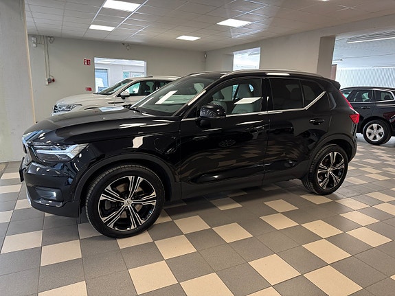 Volvo XC40 2 of 26