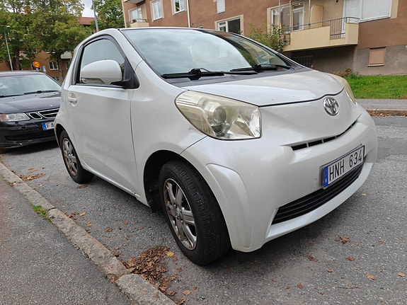 Toyota IQ 2 of 7