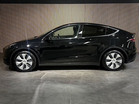Tesla Model Y 7 of 22