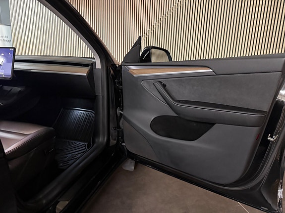 Tesla Model Y 20 of 22