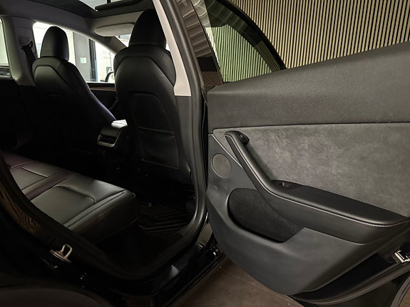 Tesla Model Y 18 of 22