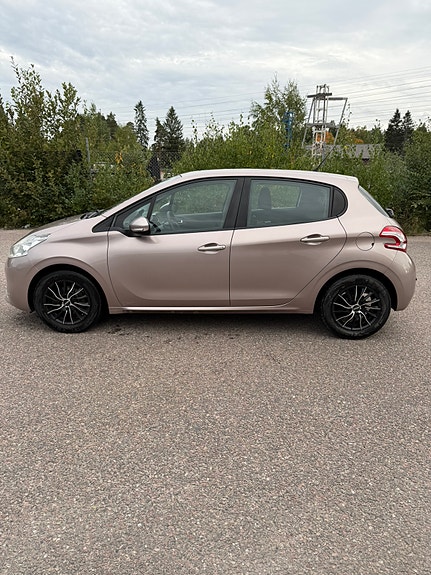 Peugeot 208 4 of 6