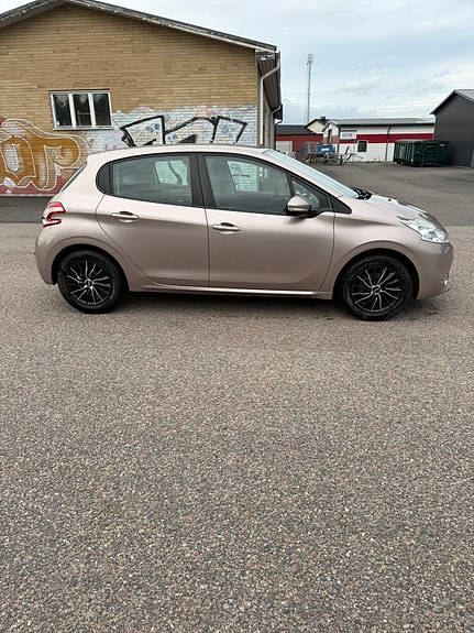 Peugeot 208 2 of 6