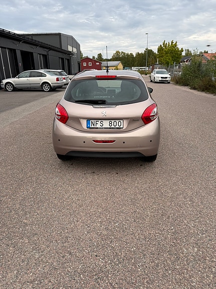 Peugeot 208 3 of 6
