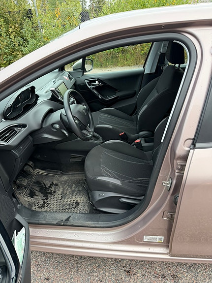 Peugeot 208 5 of 6