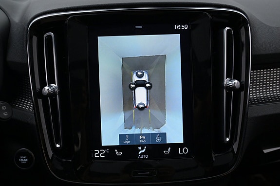 Volvo XC40 14 of 27