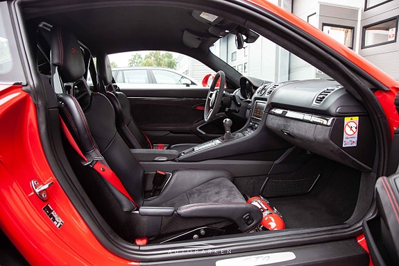 Porsche Cayman GT4 14 of 25