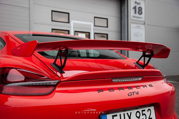 Porsche Cayman GT4 7 of 25