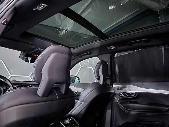 Volvo XC90 13 of 27
