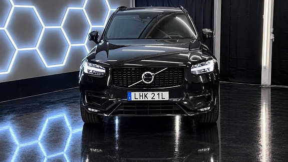 Volvo XC90 2 of 27