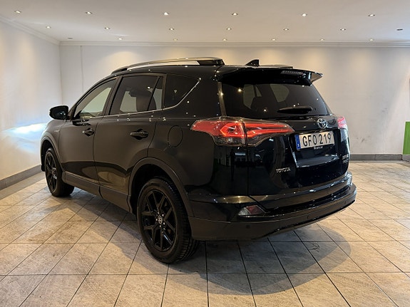 Toyota RAV4 3 of 25