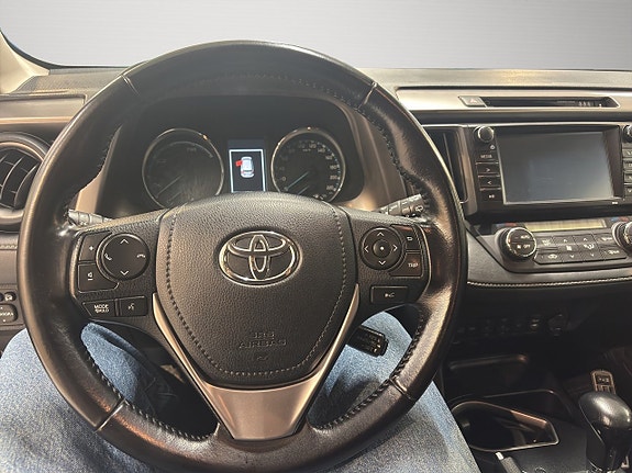 Toyota RAV4 9 of 19