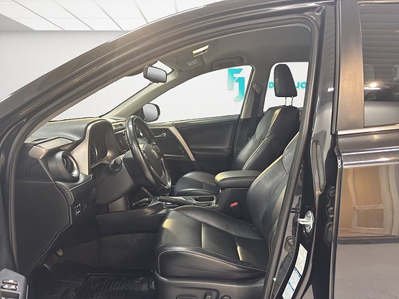 Toyota RAV4 8 of 19