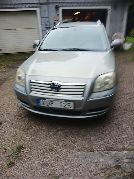 Toyota Avensis 2 of 5