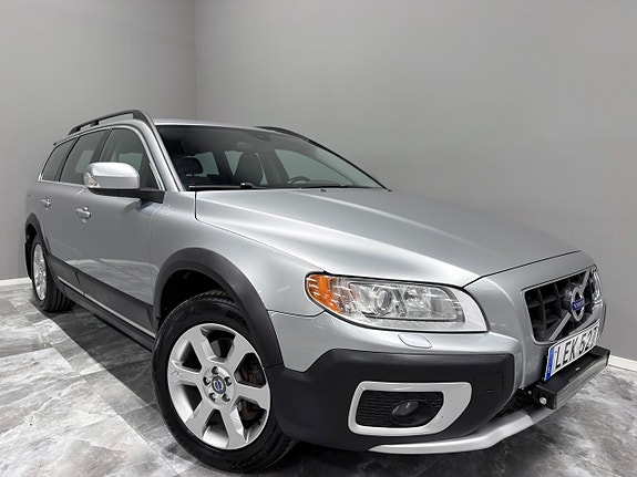 Volvo XC70 2 of 25