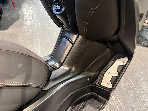 Yamaha XMAX 300 Tech Max 6 of 7