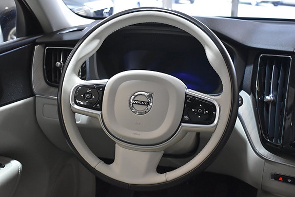 Volvo XC60 11 of 25