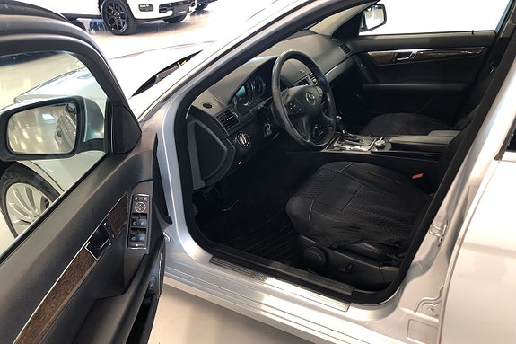 Mercedes-Benz C220 6 of 9