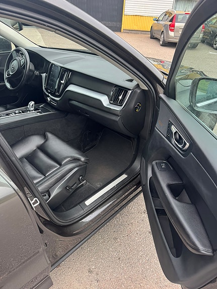 Volvo XC60 7 of 9