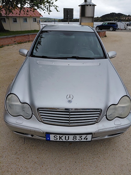 Mercedes-Benz C200 9 of 17