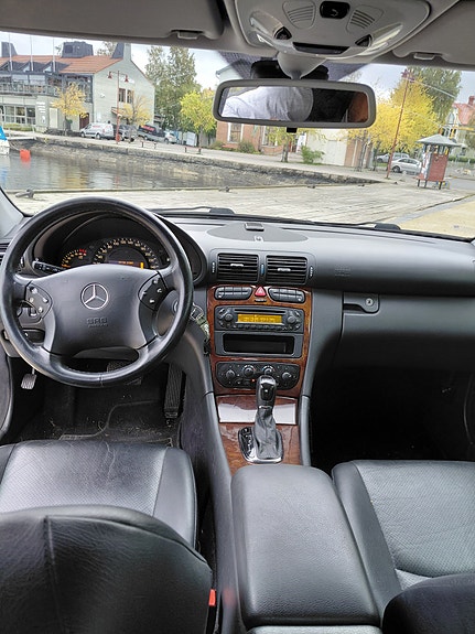 Mercedes-Benz C200 14 of 17