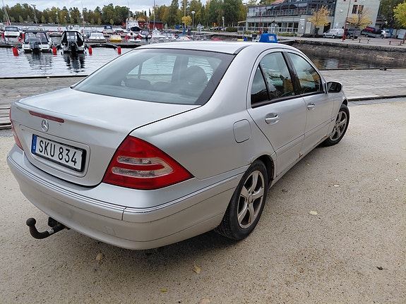 Mercedes-Benz C200 2 of 17