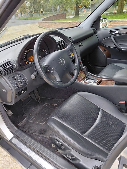 Mercedes-Benz C200 12 of 17