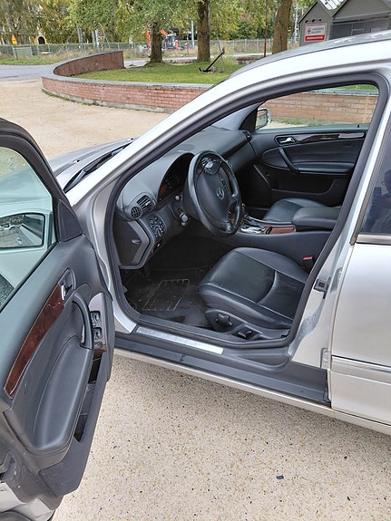 Mercedes-Benz C200 11 of 17