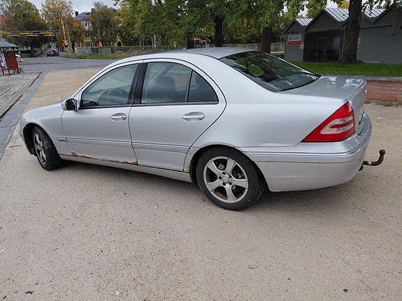 Mercedes-Benz C200 4 of 17