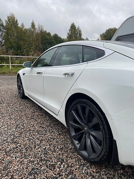 Tesla Model S 3 of 10