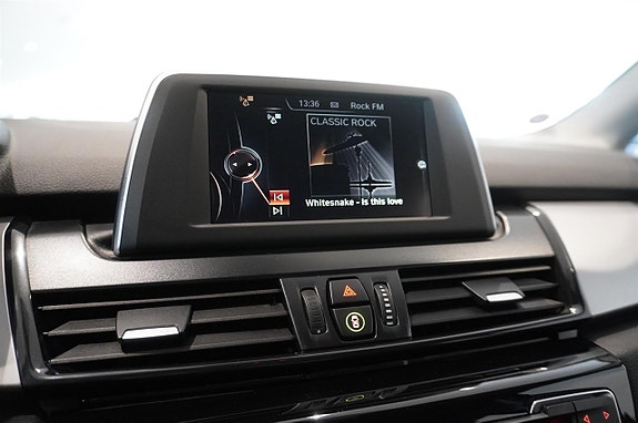 BMW 218i 9 of 13