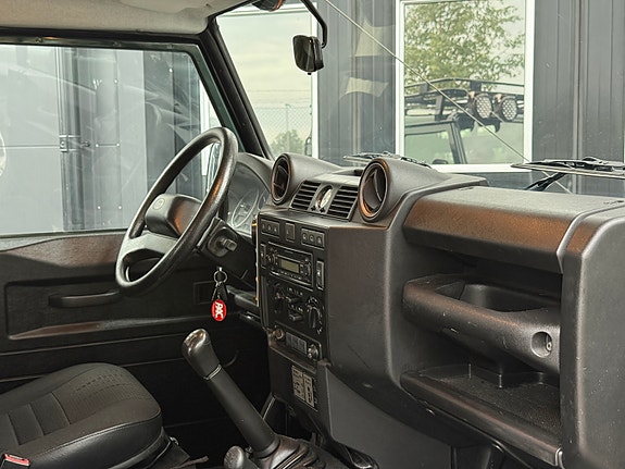 Land Rover Defender 90 8 of 13