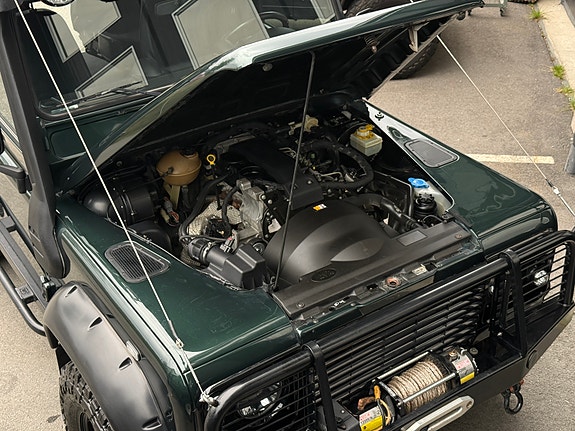 Land Rover Defender 90 11 of 13