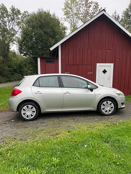 Toyota Auris 2 of 9