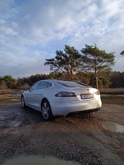 Tesla Model S 7 of 9