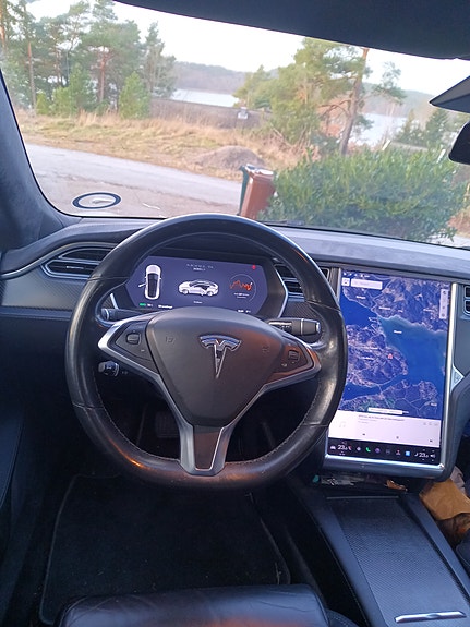 Tesla Model S 8 of 9