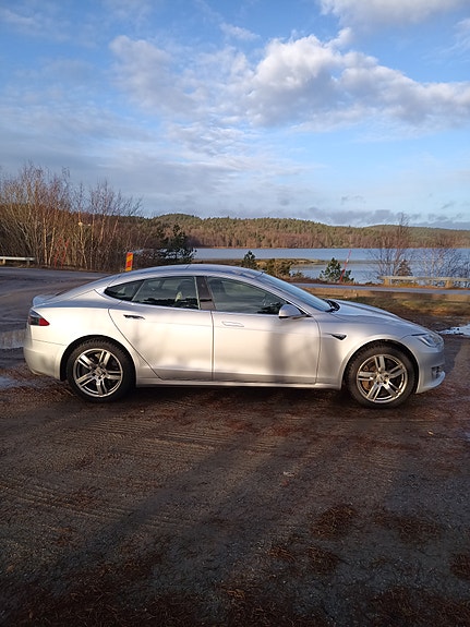 Tesla Model S 4 of 9