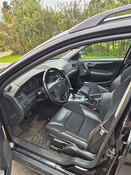 Volvo V70 2 of 5