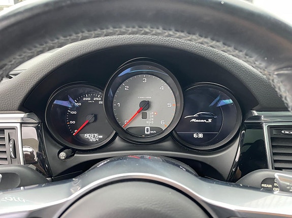 Porsche Macan 14 of 22