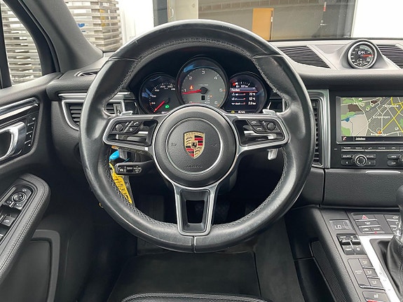 Porsche Macan 7 of 22