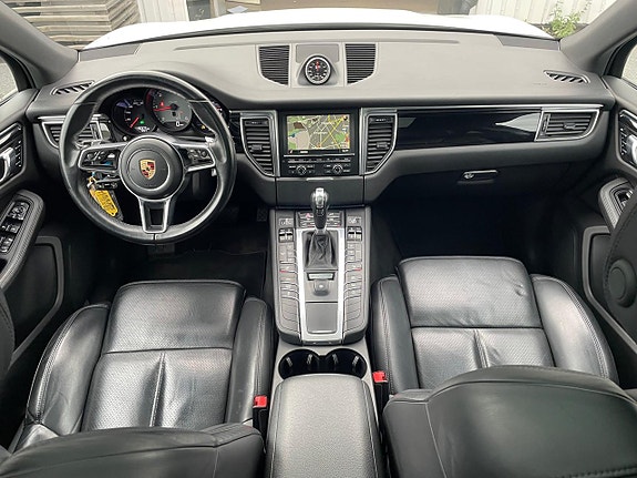 Porsche Macan 6 of 22