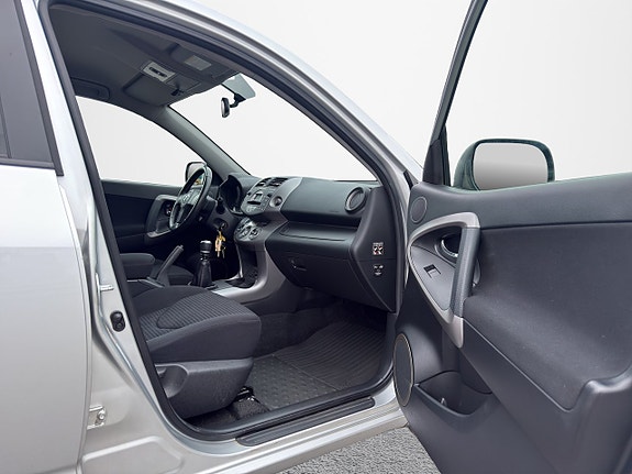 Toyota RAV4 12 of 30