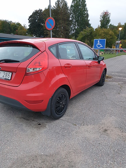 Ford Fiesta 2 of 5