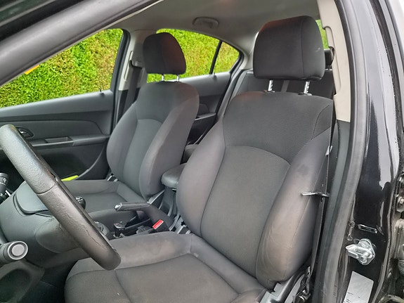 Chevrolet Cruze 8 of 11