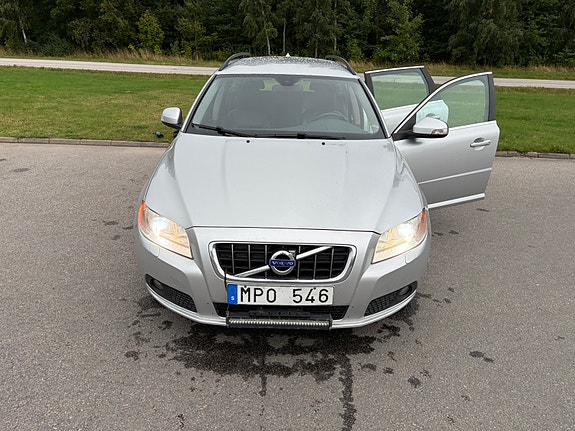 Volvo V70 3 of 11