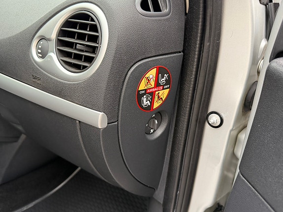 Renault Clio 17 of 29