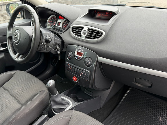 Renault Clio 26 of 29