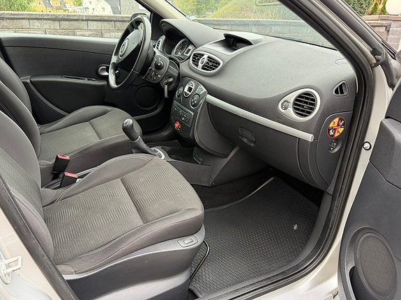 Renault Clio 16 of 29